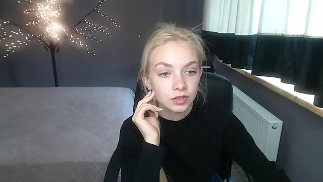 Snapshot of SonnySofia chatting on 04.22.26 SonnySofia online show from 04.22.26
