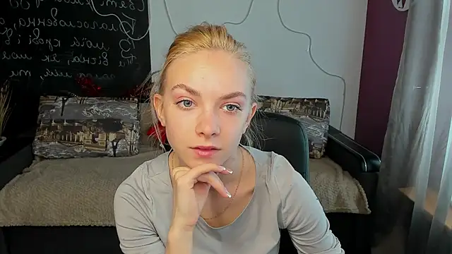 Snapshot of SonnySofia chatting on 04.23.26 SonnySofia online show from 04.23.26