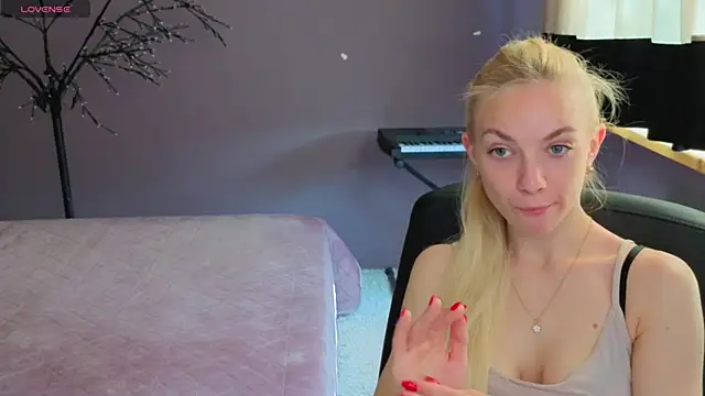 Snapshot of SonnySofia chatting on 05.18.26 SonnySofia online show from 05.18.26