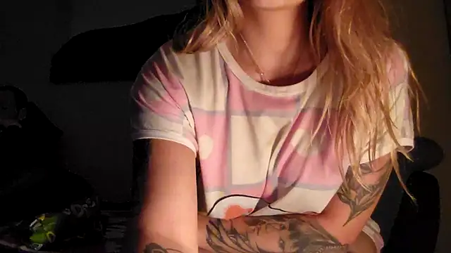 Snapshot of SilvyDiamond chatting on 04.14.26 SilvyDiamond online show from 04.14.26