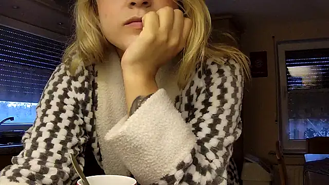 Snapshot of SilvyDiamond chatting on 04.21.26 SilvyDiamond online show from 04.21.26