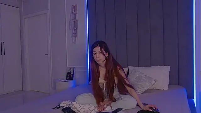 CarolineCox online show from 04.08.26