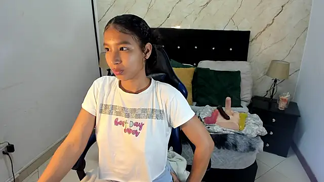 Snapshot of hasley_cute chatting on 05.20.26 hasley cute online show from 05.20.26