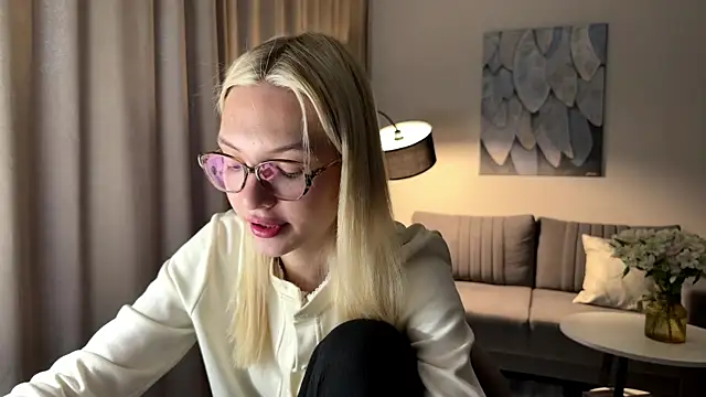 Snapshot of EvelineMolima chatting on 04.20.26 EvelineMolima online show from 04.20.26