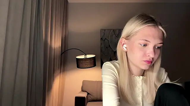 Snapshot of EvelineMolima chatting on 05.01.26 EvelineMolima online show from 05.01.26