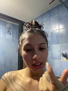 Snapshot of Dreanaa chatting on 06.15.26 Dreanaa online show from 06.15.26