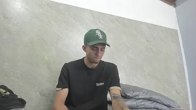 Snapshot of James-06 chatting on 04.11.26 James-06 online show from 04.11.26