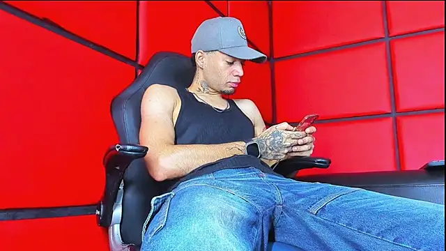 Snapshot of Daniel_huge22 chatting on 05.13.26 Daniel huge22 online show from 05.13.26