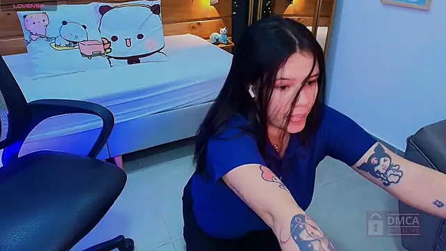 Snapshot of aria_bloomer chatting on 04.18.26 aria bloomer online show from 04.18.26