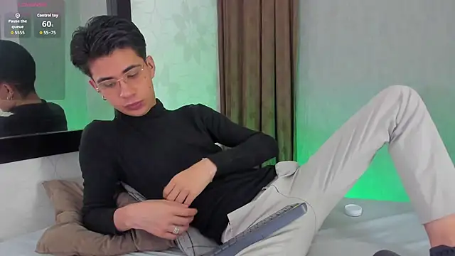 Snapshot of youn_rider chatting on 04.23.26 youn rider online show from 04.23.26