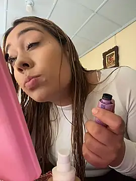 Snapshot of _BellaSmith_ chatting on 04.18.26 BellaSmith online show from 04.18.26