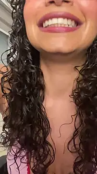 Snapshot of holaRosa chatting on 04.21.26 holaRosa online show from 04.21.26