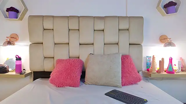 Snapshot of Holy_un chatting on 05.13.26 Holy un online show from 05.13.26
