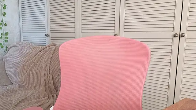 Snapshot of vielleee chatting on 05.18.26 vielleee online show from 05.18.26