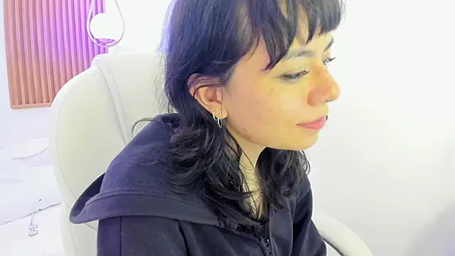 Snapshot of ghostmila chatting on 04.18.26 ghostmila online show from 04.18.26