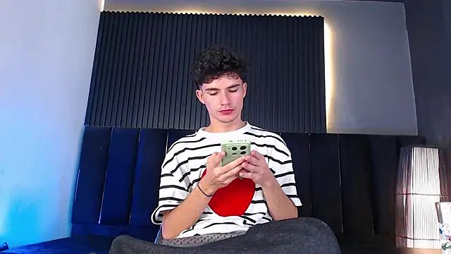 Snapshot of Logan_Steel chatting on 05.01.26 Logan Steel online show from 05.01.26