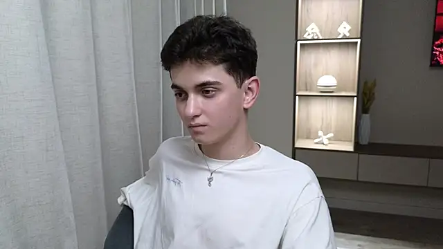 Snapshot of alexander_18_xxl chatting on 06.26.26 alexander 18 xxl online show from 06.26.26