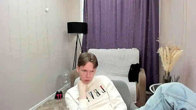 Snapshot of EliotMars chatting on 05.27.26 EliotMars online show from 05.27.26