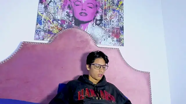 Snapshot of LiamKron chatting on 04.21.26 LiamKron online show from 04.21.26