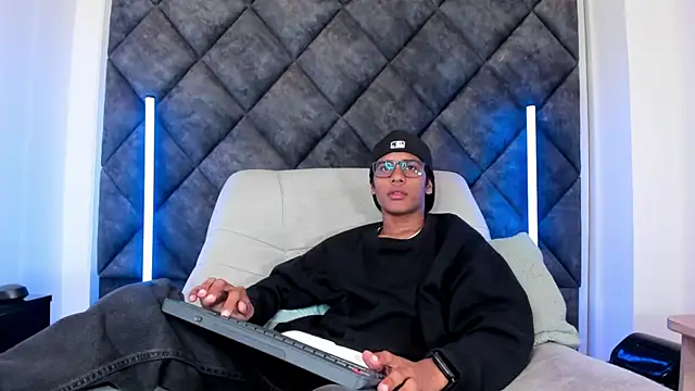 Snapshot of LiamKron chatting on 05.12.26 LiamKron online show from 05.12.26