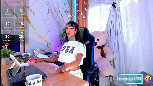 Snapshot of Dafne_kee chatting on 06.26.26 Dafne kee online show from 06.26.26