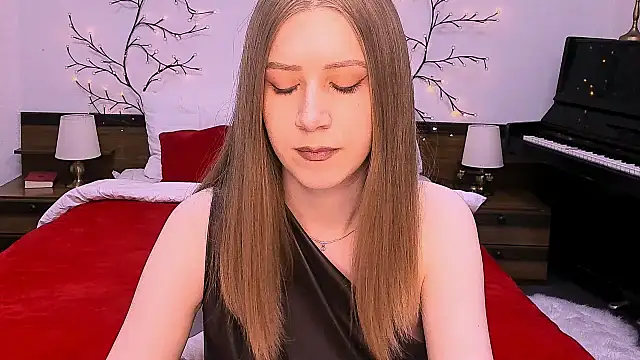 Snapshot of cheeky_chick chatting on 04.14.26 cheeky chick online show from 04.14.26