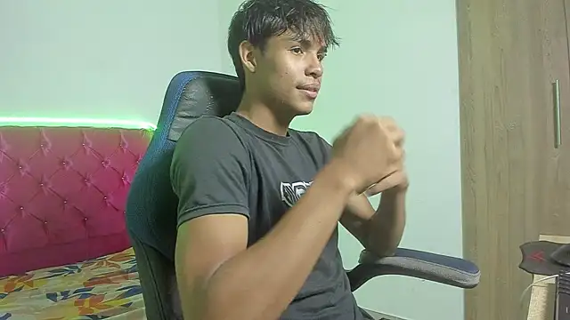 Snapshot of skinny_sam chatting on 04.18.26 skinny sam online show from 04.18.26