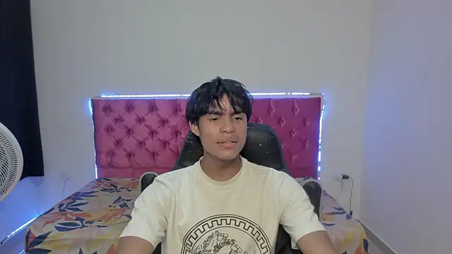 Snapshot of skinny_sam chatting on 05.25.26 skinny sam online show from 05.25.26