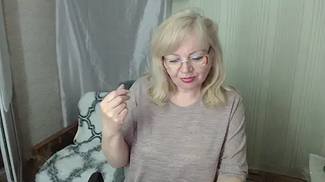 Snapshot of LavandaMay chatting on 04.28.26 LavandaMay online show from 04.28.26