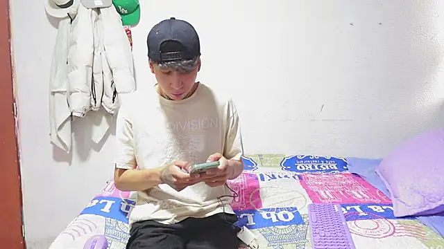 Snapshot of Alexander_2003Castro chatting on 04.12.26 Alexander 2003Castro online show from 04.12.26