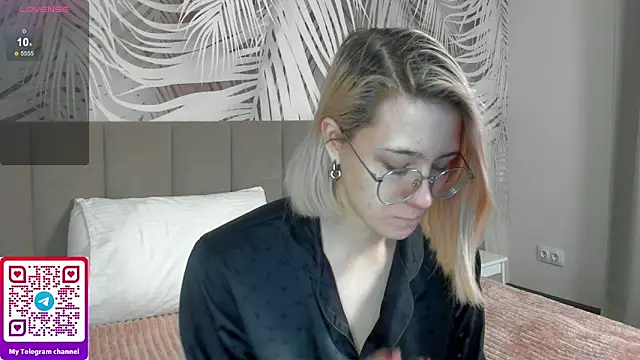 Snapshot of Lizzyvega chatting on 05.25.26 Lizzyvega online show from 05.25.26
