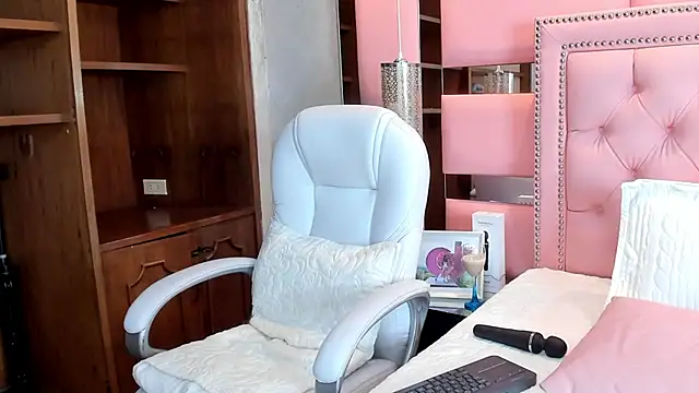 Snapshot of LeilaScott chatting on 05.16.26 LeilaScott online show from 05.16.26