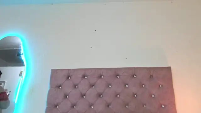 Snapshot of laurenlaine chatting on 06.17.26 laurenlaine online show from 06.17.26