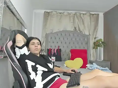 Snapshot of LunaANDMaria chatting on 04.30.26 LunaANDMaria online show from 04.30.26