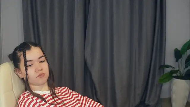 Snapshot of ShanaYock chatting on 04.12.26 ShanaYock online show from 04.12.26