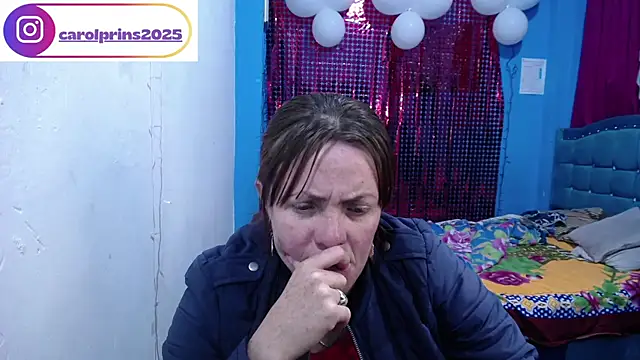Snapshot of carolinhe26 chatting on 04.17.26 carolinhe26 online show from 04.17.26