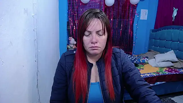 Snapshot of carolinhe26 chatting on 04.19.26 carolinhe26 online show from 04.19.26
