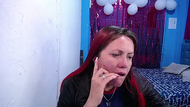 Snapshot of carolinhe26 chatting on 04.27.26 carolinhe26 online show from 04.27.26