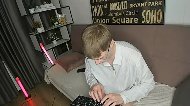 Snapshot of TwinkWhite chatting on 05.17.26 TwinkWhite online show from 05.17.26