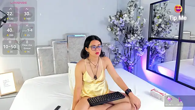 Snapshot of Veronicacarper chatting on 04.14.26 Veronicacarper online show from 04.14.26