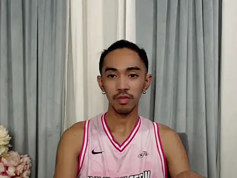 Snapshot of crocodale chatting on 04.19.26 crocodale online show from 04.19.26