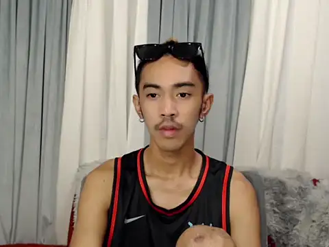 Snapshot of crocodale chatting on 04.28.26 crocodale online show from 04.28.26