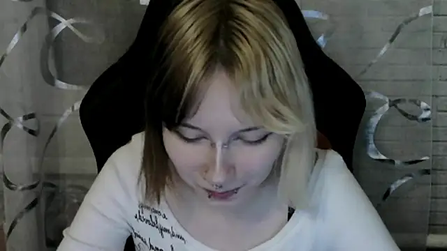 Snapshot of Vi_Nika chatting on 04.19.26 Vi Nika online show from 04.19.26