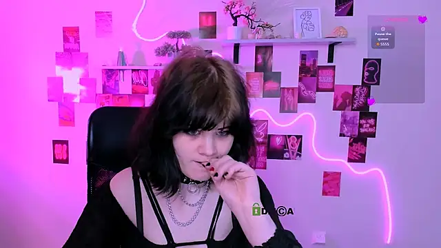 nikki kiss  online show from 04.23.26