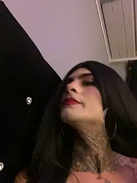 Snapshot of valen_lewiiz chatting on 05.21.26 valen lewiiz online show from 05.21.26