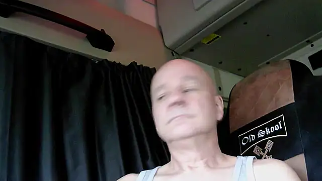 Snapshot of mannohmann5 chatting on 04.14.26 mannohmann5 online show from 04.14.26