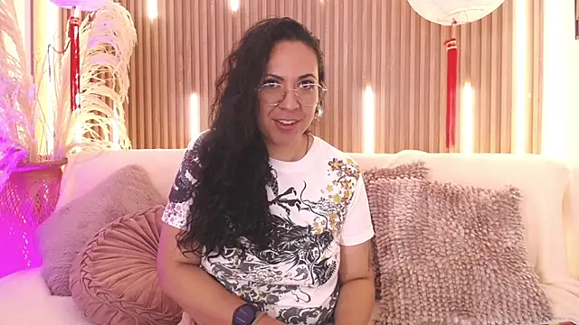 Snapshot of Velvet_Curly chatting on 06.18.26 Velvet Curly online show from 06.18.26