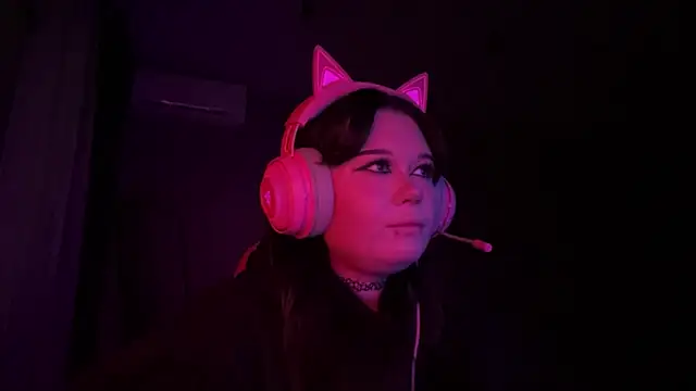 Snapshot of Alinalovelove chatting on 04.15.26 Alinalovelove online show from 04.15.26