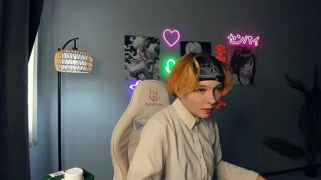 Snapshot of JoGarder chatting on 04.15.26 JoGarder online show from 04.15.26