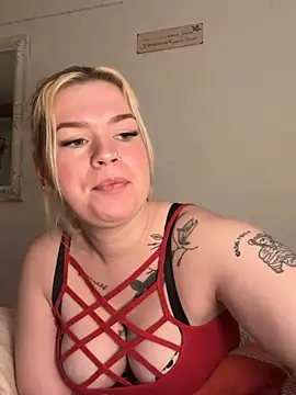 Snapshot of BlondeChaya chatting on 04.21.26 BlondeChaya online show from 04.21.26